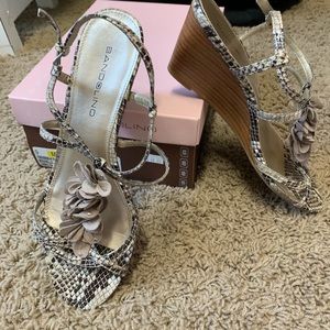 Bandolino Snakeskin print wedge size 9